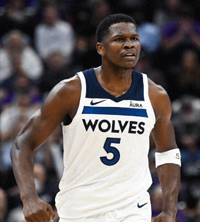 安东尼·爱德华兹右脚酸痛安东尼·爱德华兹